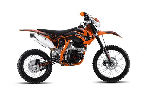 Enduro motociklas bekelėje
