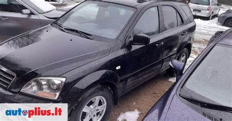 Įvairių automobilių modelių nuotraukos su sumontuotais garsiakalbiais