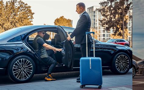 Asmeninis vairuotojas su klientu prabangiame automobilyje
