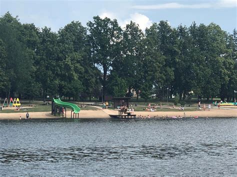 Žmonės atsigaivina paplūdimyje vandens telkinyje