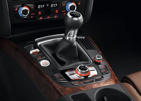 Audi A4 B8 interjeras su automatine pavarų dėže