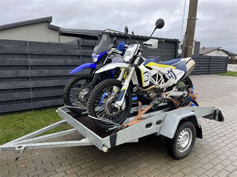 Motociklo priekabos su tarpais platformoje
