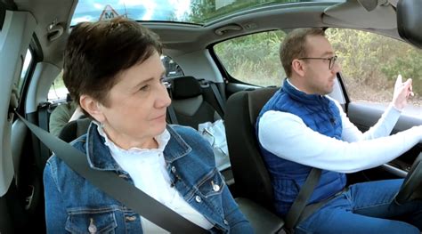 Vairavimo mokytoja vertina automobilio parkavimą