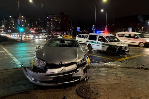 Taksi automobiliai gatvėje