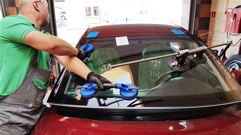 Procesas, kaip keičiamas automobilio priekinis stiklas