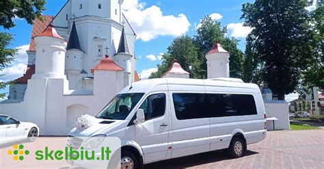 Nuotrauka, vaizduojanti keliaujančią šeimą su mikroautobusu