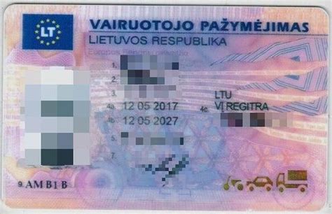 Nuotrauka: Žmogus banke su vairuotojo pažymėjimu ir pasu