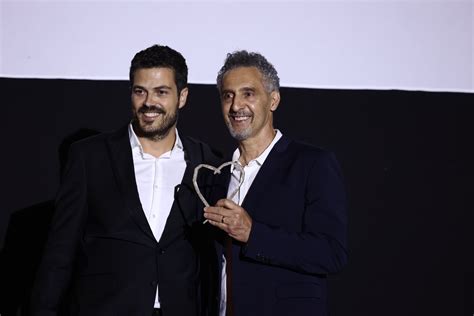 Nuotrauka su Adamo Sandleriu ir Johnu Turturro
