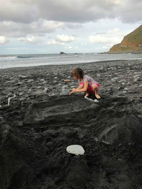 Juodo smėlio paplūdimys Tenerifėje su bangomis