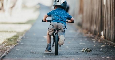 Vaiko veidas besidžiaugiantis kelione dviračio priekaboje