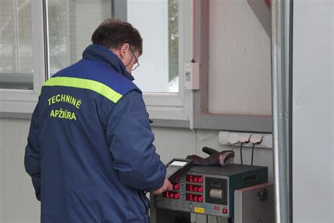 Automobilis techninės apžiūros stotyje