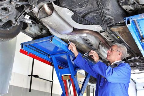 Simbolinis atvaizdas, iliustruojantis automobilio remontą