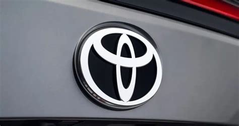 Toyota Approved logotipas ir automobilis