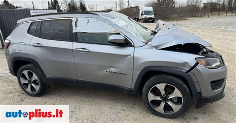 Jeep Compass priekinė dalis su septynių langelių grotelėmis