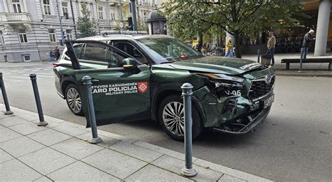 Geltonasis automobilis su švyturėliais