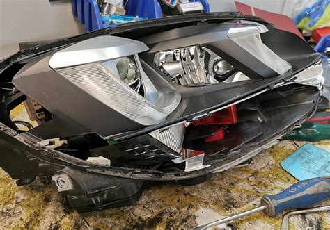 Automobilio priekinių žibintų rasojimas