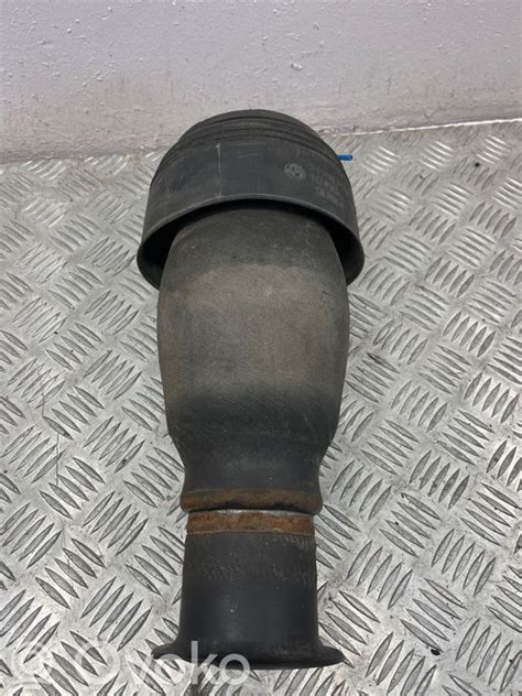 BMW E60/E61 automobilio galinė dalis su antenos vieta