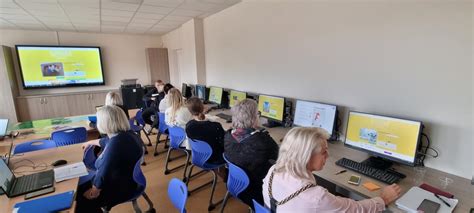Nuotrauka auditorijos su vaizdinėmis priemonėmis ir kompiuterių klasės