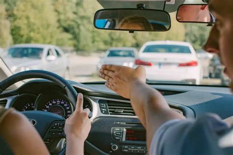 Simbolinis vaizdas: vairuotojas, naudojantis mobilųjį telefoną vairuojant