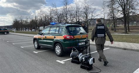 Aplinkosaugininkų pareigūnai tikrina automobilio taršą
