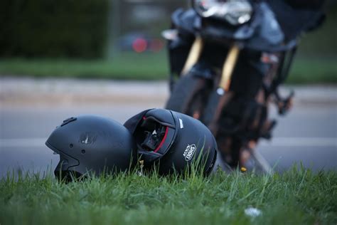 Agresyvus motociklas ant kelio