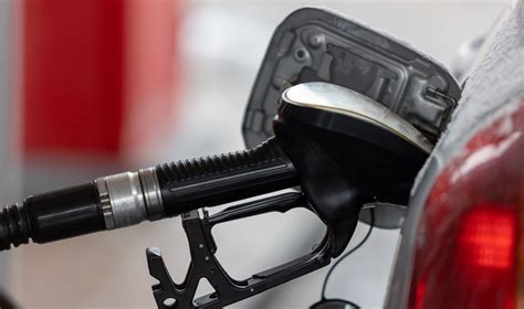 Automobilio degalų bako pripildymas