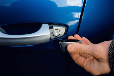 Nuotrauka, kaip išimti mechaninį raktą iš automobilio pultelio