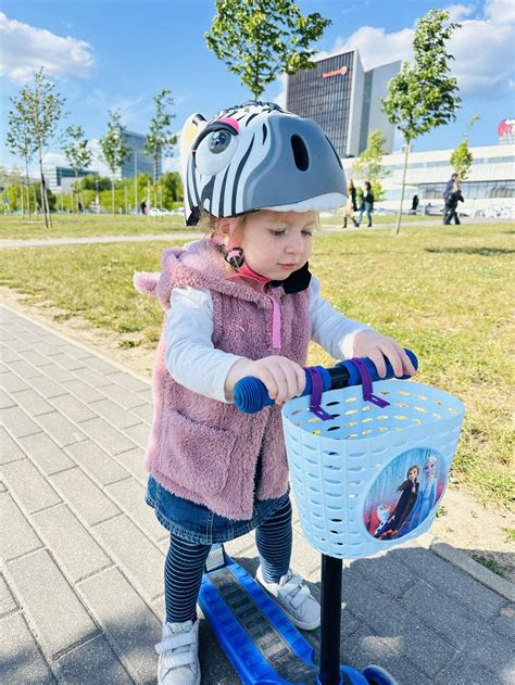 Nuotrauka su vaikais, dėvinčiais dviratininko šalmus