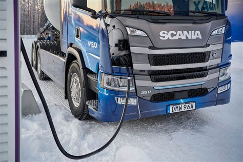 Scania elektrinis vilkikas mieste