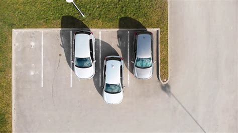 Statmenas automobilio parkavimas 45 laipsnių kampu