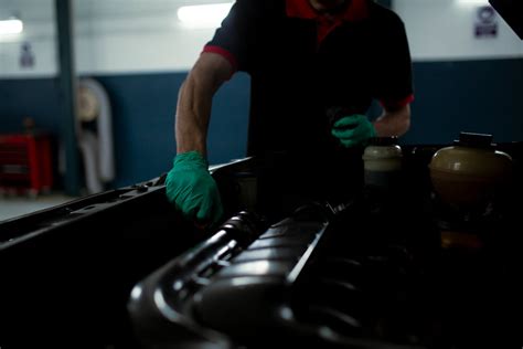 Dažniausiai pasitaikantys automobilio kėbulo defektai: įbrėžimai, įlenkimai, rūdys.