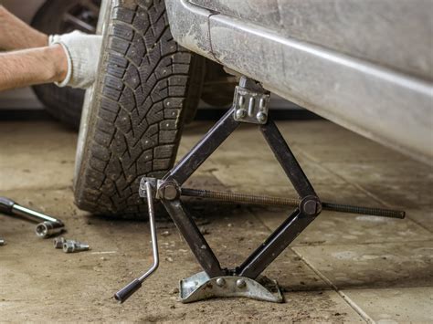 Vaizdinė instrukcija, kaip teisingai statyti domkratą ir kelti automobilį