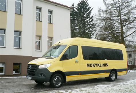 mokyklinis autobusas apvirtęs griovyje