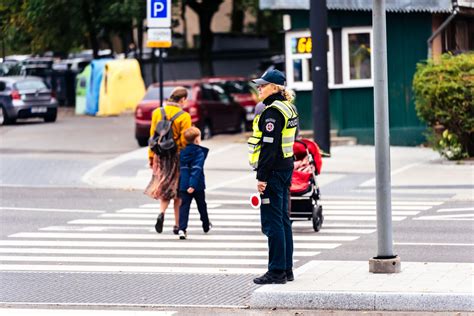 Schematinis pavaizdavimas, kaip automobilio statymas prie pėsčiųjų perėjos riboja matomumą