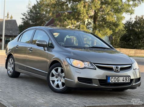 Honda Civic VIII sedanas ir hečbekas palyginimui