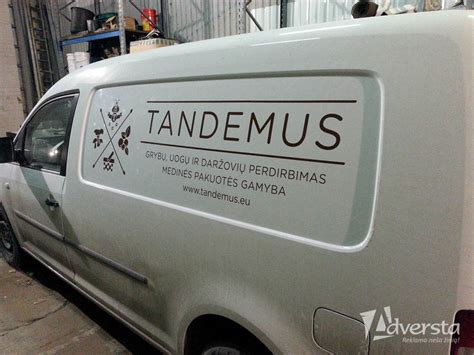 Pavyzdžiai reklaminių plėvelių ant automobilių