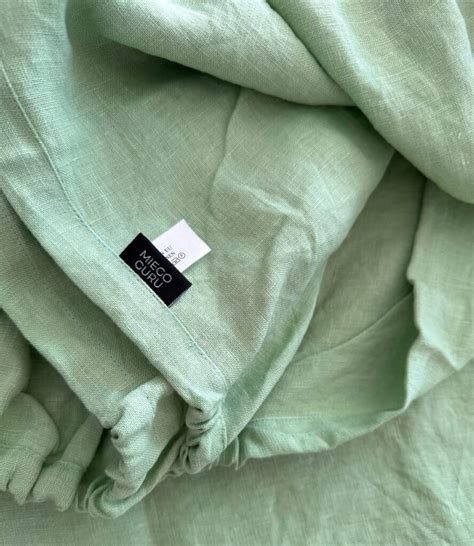 nuotrauka su įvairių dydžių naudotomis traktoriaus padangomis