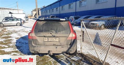 Automobilių laužynas su įvairiomis dalimis