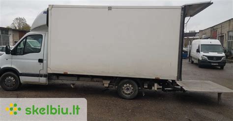 Nuotrauka krovininio mikroautobuso su atidarytomis galinėmis durimis