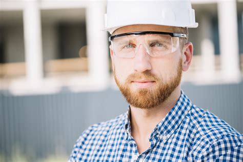 Darbuotojas su dokumentais