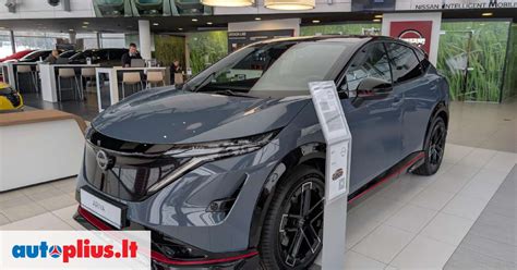 Naujas automobilis salone