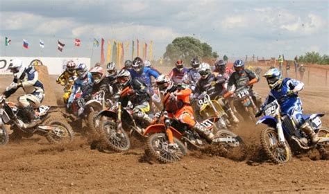 Šeima stebi motokroso lenktynes