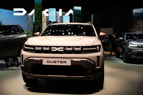 „Renault“ ir „Dacia“ automobilių modelių nuotraukų koliažas
