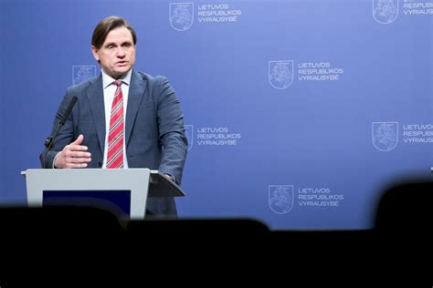 Asmuo tikrina informaciją apie baudas internete