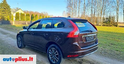 Nuotrauka Volvo XC60 su įjungtais dieniniais žibintais