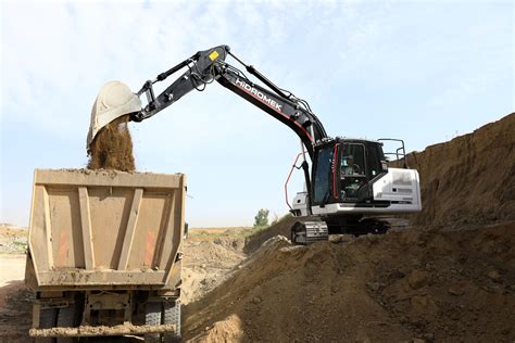 Ekskavatorius statybvietėje