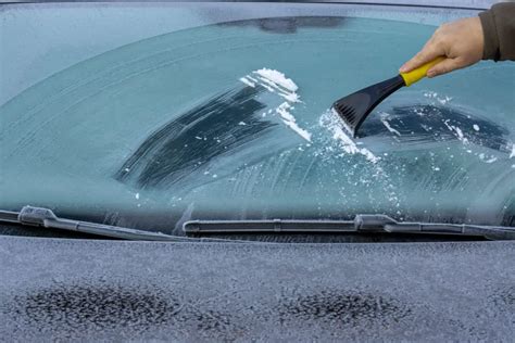 vizualizacija kaip žieminis skystis tirpdo ledą ant automobilio priekinio stiklo