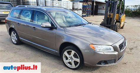 Nuotrauka su Volvo V70 generatoriaus dalimis