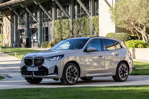 BMW X3 30e įkrovimo stotelėje