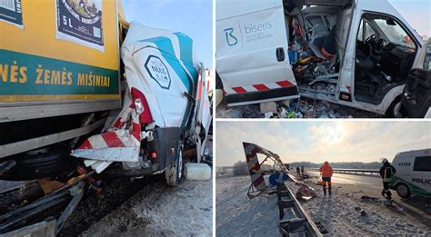 Sunkvežimis DAF rėžėsi į kelininkų autobusiuką